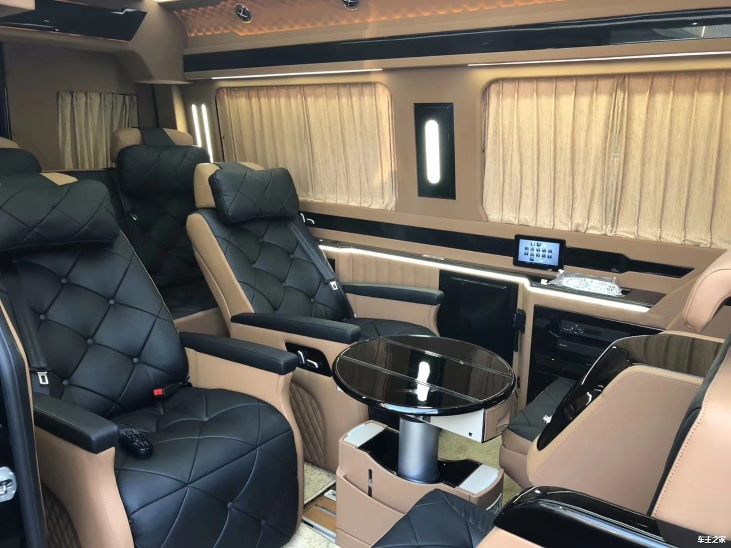 Η θήκη τροποποίησης εσωτερικού της Mercedes-Benz Sprinter έχει πρόσφατα κυκλο...