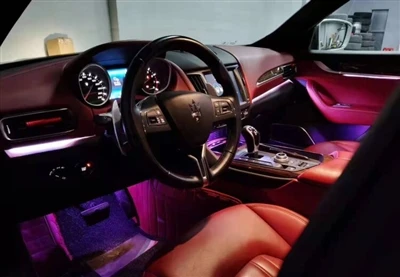 Η Maserati Levante επανατοποθετεί 64-έγχρωμα φώτα περιβάλλοντος για να εμπλου...