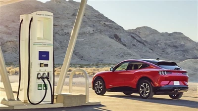 Η Ford επεκτείνει το δίκτυο φόρτισης και αυξάνει τον αριθμό των σταθμών σούπε...